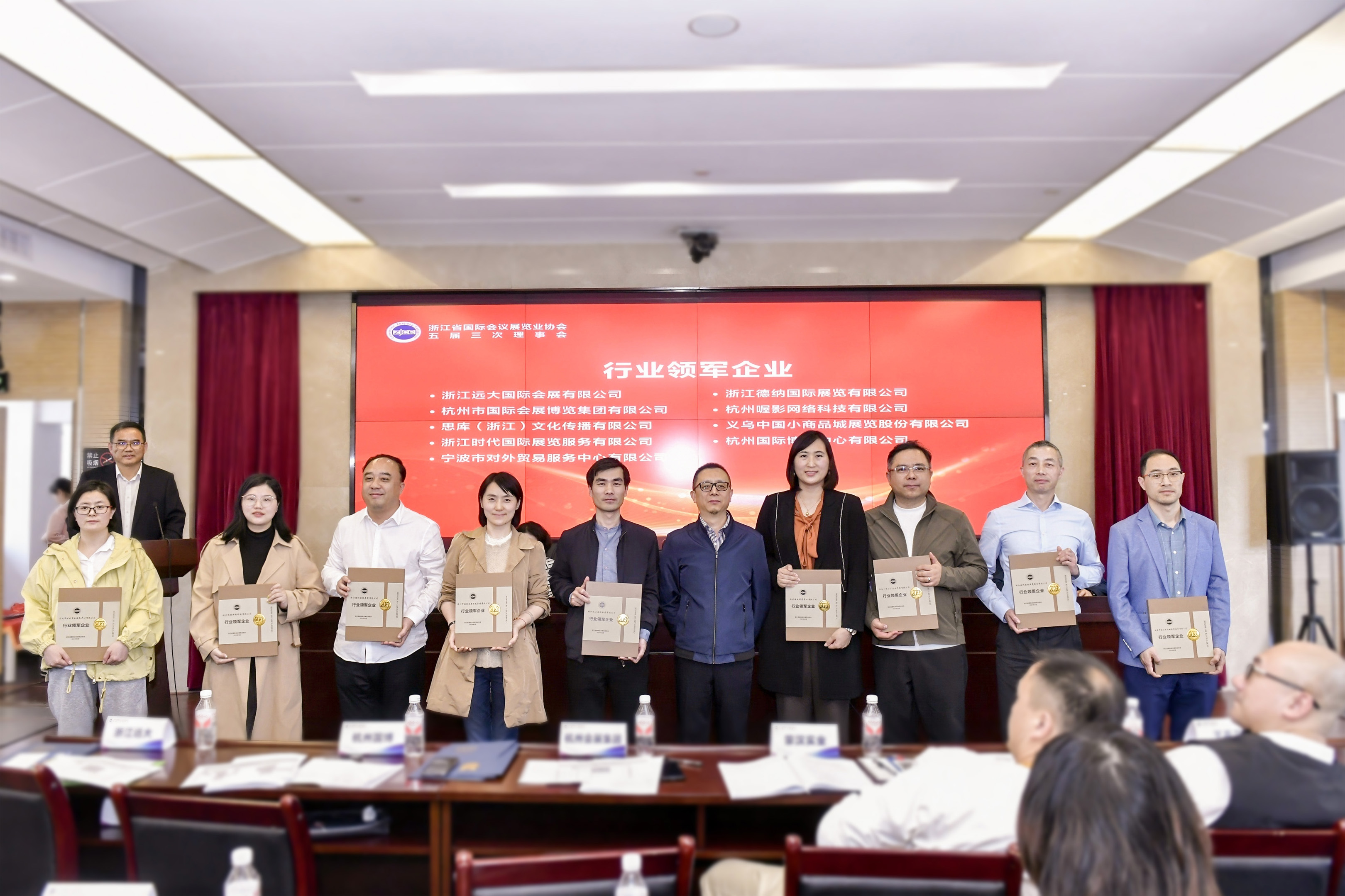 喔图荣膺“行业领军企业”荣誉,以创新力量树立影像传播新典范