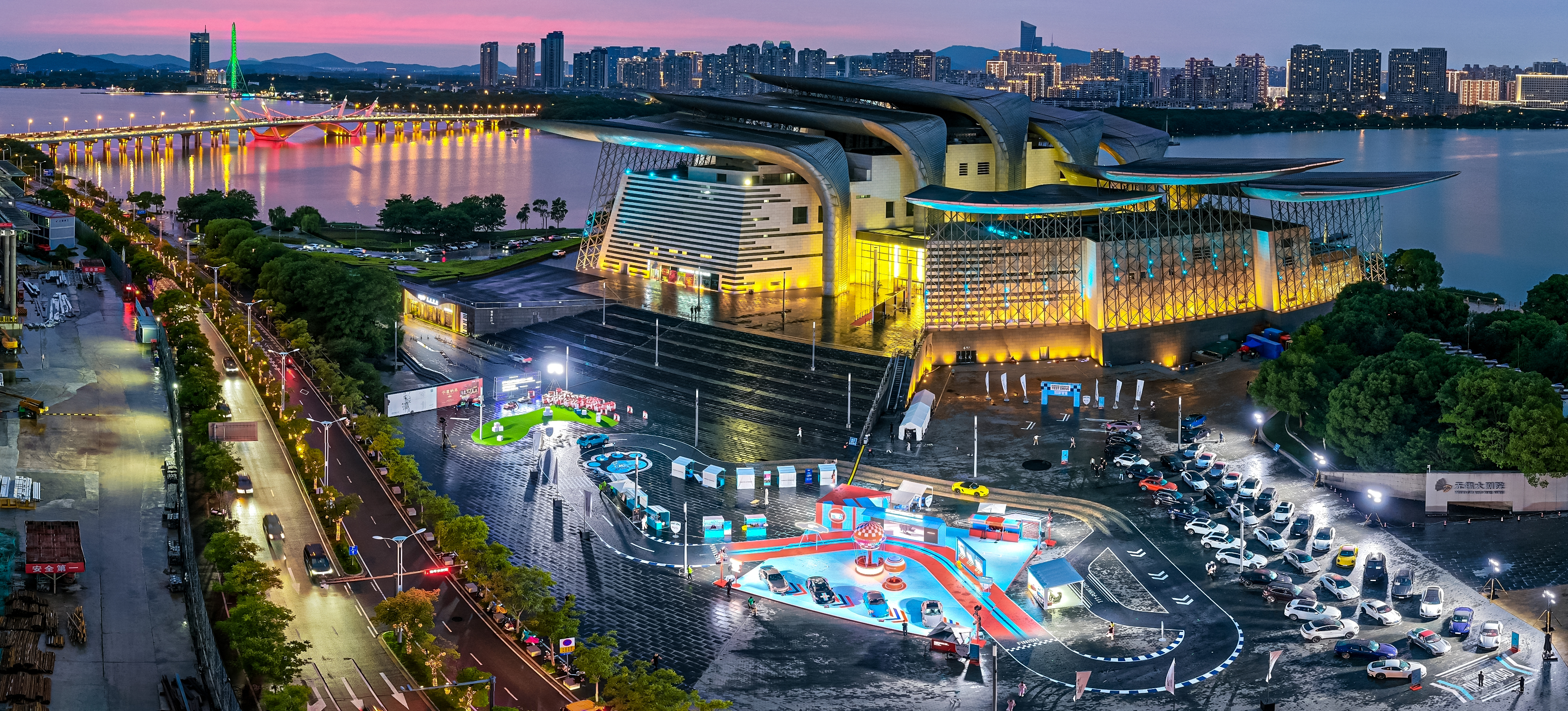 “当男孩看上了一台跑车，这台跑车也看好这位男孩。”——保时捷中国