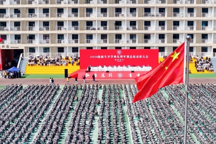 【图片直播】西安汽车职业大学临潼校区2026级新生开学典礼暨军训总结表彰大会